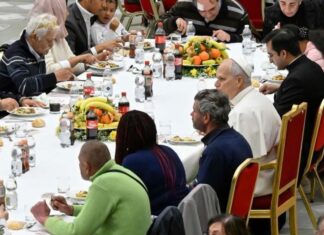León XIV: quien tiene más debe abrir su corazón y compartir con los demás El Papa León XIV sentado a la mesa con personas pobres durante una comida comunitaria en el Vaticano.