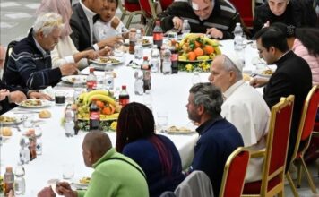 León XIV: quien tiene más debe abrir su corazón y compartir con los demás El Papa León XIV sentado a la mesa con personas pobres durante una comida comunitaria en el Vaticano.