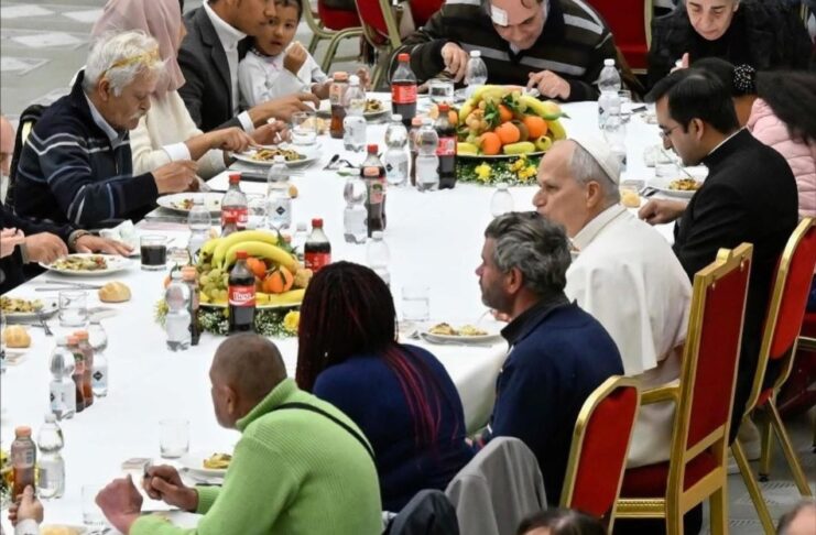 León XIV: quien tiene más debe abrir su corazón y compartir con los demás El Papa León XIV sentado a la mesa con personas pobres durante una comida comunitaria en el Vaticano.