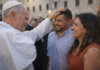 León XIV convoca a los obispos del mundo: algo está pasando con la familia… y la Iglesia lo sabe El Papa León XIV coloca su mano sobre la cabeza de un hombre latino mientras conversa con él y su pareja en una plaza, en un gesto cercano y pastoral.