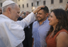 León XIV convoca a los obispos del mundo: algo está pasando con la familia… y la Iglesia lo sabe El Papa León XIV coloca su mano sobre la cabeza de un hombre latino mientras conversa con él y su pareja en una plaza, en un gesto cercano y pastoral.