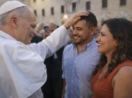 León XIV convoca a los obispos del mundo: algo está pasando con la familia… y la Iglesia lo sabe El Papa León XIV coloca su mano sobre la cabeza de un hombre latino mientras conversa con él y su pareja en una plaza, en un gesto cercano y pastoral.