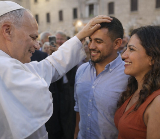 León XIV convoca a los obispos del mundo: algo está pasando con la familia… y la Iglesia lo sabe El Papa León XIV coloca su mano sobre la cabeza de un hombre latino mientras conversa con él y su pareja en una plaza, en un gesto cercano y pastoral.