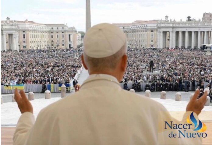 El Papa León XIV, visto de espaldas, levanta las manos mientras se dirige a una multitud reunida en la Plaza de San Pedro en el Vaticano.