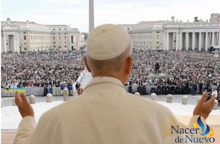 León XIV explica qué es la Iglesia y por qué no se puede vivir la fe en solitario El Papa León XIV, visto de espaldas, levanta las manos mientras se dirige a una multitud reunida en la Plaza de San Pedro en el Vaticano.