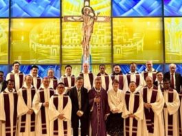 La Iglesia ante la inteligencia artificial: aprender a discernir sin perder el alma Grupo de obispos, sacerdotes y laicos reunidos en una iglesia en Hong Kong, frente a un vitral con Cristo crucificado, tras un encuentro sobre inteligencia artificial y pastoral.