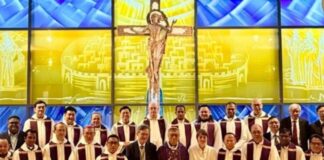 La Iglesia ante la inteligencia artificial: aprender a discernir sin perder el alma Grupo de obispos, sacerdotes y laicos reunidos en una iglesia en Hong Kong, frente a un vitral con Cristo crucificado, tras un encuentro sobre inteligencia artificial y pastoral.