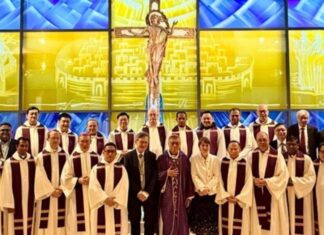 La Iglesia ante la inteligencia artificial: aprender a discernir sin perder el alma Grupo de obispos, sacerdotes y laicos reunidos en una iglesia en Hong Kong, frente a un vitral con Cristo crucificado, tras un encuentro sobre inteligencia artificial y pastoral.