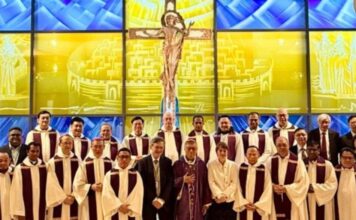 La Iglesia ante la inteligencia artificial: aprender a discernir sin perder el alma Grupo de obispos, sacerdotes y laicos reunidos en una iglesia en Hong Kong, frente a un vitral con Cristo crucificado, tras un encuentro sobre inteligencia artificial y pastoral.