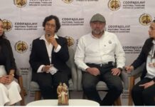 Querétaro fortalece la comunicación pastoral entre diócesis y parroquias, Cuatro agentes pastorales participan en una entrevista institucional de la Diócesis de Querétaro, dialogando sobre la vinculación pastoral frente a un fondo con logotipos de CODIFAJULAVI.