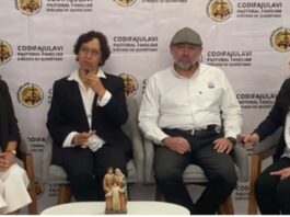 Querétaro fortalece la comunicación pastoral entre diócesis y parroquias, Cuatro agentes pastorales participan en una entrevista institucional de la Diócesis de Querétaro, dialogando sobre la vinculación pastoral frente a un fondo con logotipos de CODIFAJULAVI.