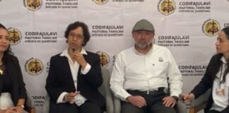 Querétaro fortalece la comunicación pastoral entre diócesis y parroquias, Cuatro agentes pastorales participan en una entrevista institucional de la Diócesis de Querétaro, dialogando sobre la vinculación pastoral frente a un fondo con logotipos de CODIFAJULAVI.