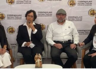 Querétaro fortalece la comunicación pastoral entre diócesis y parroquias, Cuatro agentes pastorales participan en una entrevista institucional de la Diócesis de Querétaro, dialogando sobre la vinculación pastoral frente a un fondo con logotipos de CODIFAJULAVI.