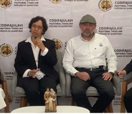 Querétaro fortalece la comunicación pastoral entre diócesis y parroquias, Cuatro agentes pastorales participan en una entrevista institucional de la Diócesis de Querétaro, dialogando sobre la vinculación pastoral frente a un fondo con logotipos de CODIFAJULAVI.