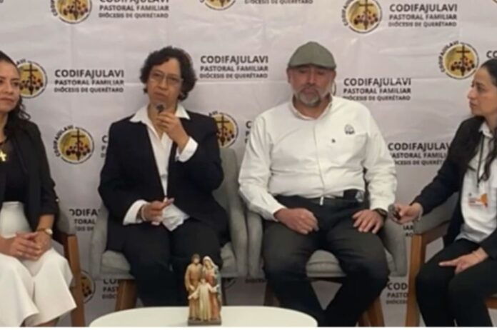 Cuatro agentes pastorales participan en una entrevista institucional de la Diócesis de Querétaro, dialogando sobre la vinculación pastoral frente a un fondo con logotipos de CODIFAJULAVI.