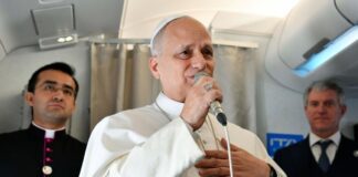 El Papa responde sin confrontar: “No soy un político… basta ya de guerras” El Papa León XIV hablando con un micrófono dentro de un avión, acompañado por miembros de su equipo, durante un encuentro con periodistas.