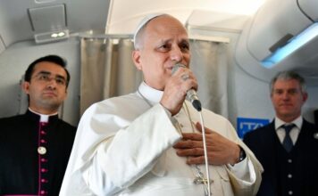 El Papa responde sin confrontar: “No soy un político… basta ya de guerras” El Papa León XIV hablando con un micrófono dentro de un avión, acompañado por miembros de su equipo, durante un encuentro con periodistas.
