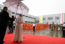 El Papa León XIV visita una cárcel en África y deja un mensaje claro: nadie está fuera del amor de Dios El Papa León XIV, bajo un paraguas, habla ante un grupo de reclusos formados en el patio de una prisión durante una jornada lluviosa.