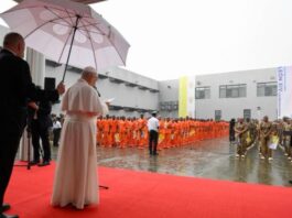 El Papa León XIV visita una cárcel en África y deja un mensaje claro: nadie está fuera del amor de Dios El Papa León XIV, bajo un paraguas, habla ante un grupo de reclusos formados en el patio de una prisión durante una jornada lluviosa.