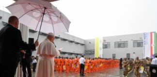 El Papa León XIV visita una cárcel en África y deja un mensaje claro: nadie está fuera del amor de Dios El Papa León XIV, bajo un paraguas, habla ante un grupo de reclusos formados en el patio de una prisión durante una jornada lluviosa.