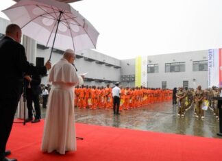 El Papa León XIV visita una cárcel en África y deja un mensaje claro: nadie está fuera del amor de Dios El Papa León XIV, bajo un paraguas, habla ante un grupo de reclusos formados en el patio de una prisión durante una jornada lluviosa.