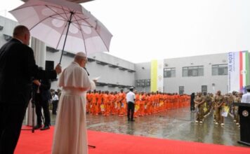 El Papa León XIV visita una cárcel en África y deja un mensaje claro: nadie está fuera del amor de Dios El Papa León XIV, bajo un paraguas, habla ante un grupo de reclusos formados en el patio de una prisión durante una jornada lluviosa.