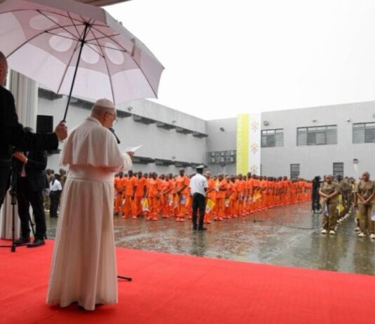 El Papa León XIV visita una cárcel en África y deja un mensaje claro: nadie está fuera del amor de Dios El Papa León XIV, bajo un paraguas, habla ante un grupo de reclusos formados en el patio de una prisión durante una jornada lluviosa.