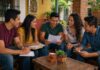 La misión de los laicos es el corazón de la Iglesia en el mundo Grupo de jóvenes latinoamericanos reunidos en un espacio acogedor, conversando y compartiendo textos en un ambiente comunitario.