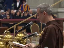 El mal no se vence devolviendo mal, dijo el predicador de la Casa Pontificia, Roberto Pasolini Roberto Pasolini, predicador de la Casa Pontificia, leyendo la homilía durante la celebración del Viernes Santo en el Vaticano.