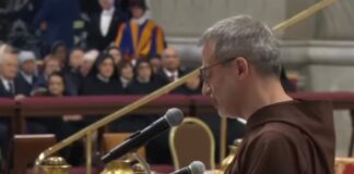 El mal no se vence devolviendo mal, dijo el predicador de la Casa Pontificia, Roberto Pasolini Roberto Pasolini, predicador de la Casa Pontificia, leyendo la homilía durante la celebración del Viernes Santo en el Vaticano.