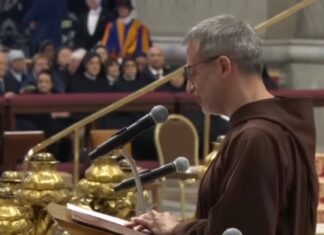 El mal no se vence devolviendo mal, dijo el predicador de la Casa Pontificia, Roberto Pasolini Roberto Pasolini, predicador de la Casa Pontificia, leyendo la homilía durante la celebración del Viernes Santo en el Vaticano.