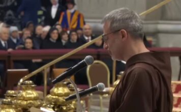 El mal no se vence devolviendo mal, dijo el predicador de la Casa Pontificia, Roberto Pasolini Roberto Pasolini, predicador de la Casa Pontificia, leyendo la homilía durante la celebración del Viernes Santo en el Vaticano.