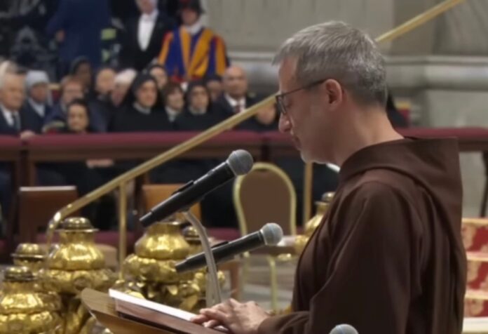 Roberto Pasolini, predicador de la Casa Pontificia, leyendo la homilía durante la celebración del Viernes Santo en el Vaticano.