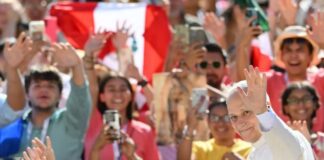 León XIV: un año de pontificado de misión con llamados a la paz y al diálogo El Papa León XIV saluda a miles de fieles reunidos durante una celebración multitudinaria en Roma, en el primer año de su pontificado.