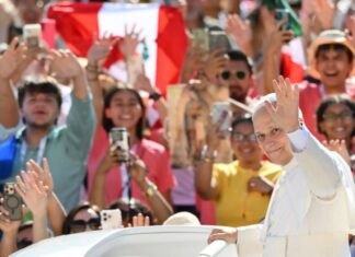 León XIV: un año de pontificado de misión con llamados a la paz y al diálogo El Papa León XIV saluda a miles de fieles reunidos durante una celebración multitudinaria en Roma, en el primer año de su pontificado.