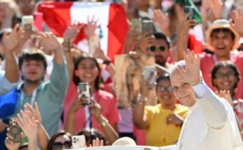 León XIV: un año de pontificado de misión con llamados a la paz y al diálogo El Papa León XIV saluda a miles de fieles reunidos durante una celebración multitudinaria en Roma, en el primer año de su pontificado.