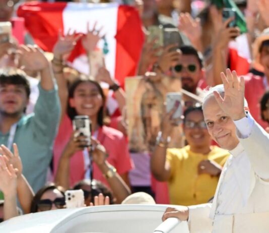 León XIV: un año de pontificado de misión con llamados a la paz y al diálogo El Papa León XIV saluda a miles de fieles reunidos durante una celebración multitudinaria en Roma, en el primer año de su pontificado.