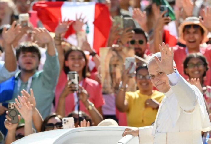 El Papa León XIV saluda a miles de fieles reunidos durante una celebración multitudinaria en Roma, en el primer año de su pontificado.