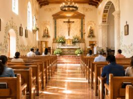 ¿Por qué la Misa ya no ocupa el centro de nuestra vida? Interior de una iglesia católica iluminada con luz natural. Varias personas permanecen sentadas en las bancas mientras observan el altar en un ambiente de silencio, oración y recogimiento.