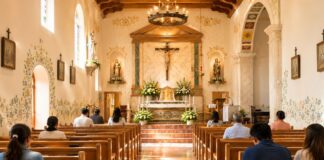 ¿Por qué la Misa ya no ocupa el centro de nuestra vida? Interior de una iglesia católica iluminada con luz natural. Varias personas permanecen sentadas en las bancas mientras observan el altar en un ambiente de silencio, oración y recogimiento.