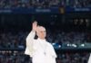 León XIV en España: ¿por qué llegó hablando de humanidad, justicia y verdad? Papa León XIV saludando a una multitud durante su visita apostólica a España, en un estadio lleno de fieles.