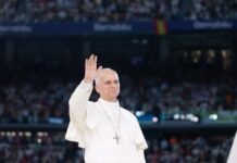 León XIV en España: ¿por qué llegó hablando de humanidad, justicia y verdad? Papa León XIV saludando a una multitud durante su visita apostólica a España, en un estadio lleno de fieles.
