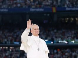 León XIV en España: ¿por qué llegó hablando de humanidad, justicia y verdad? Papa León XIV saludando a una multitud durante su visita apostólica a España, en un estadio lleno de fieles.