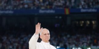 León XIV en España: ¿por qué llegó hablando de humanidad, justicia y verdad? Papa León XIV saludando a una multitud durante su visita apostólica a España, en un estadio lleno de fieles.