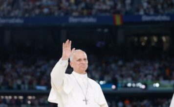 León XIV en España: ¿por qué llegó hablando de humanidad, justicia y verdad? Papa León XIV saludando a una multitud durante su visita apostólica a España, en un estadio lleno de fieles.