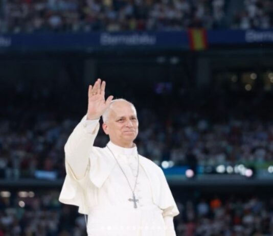 León XIV en España: ¿por qué llegó hablando de humanidad, justicia y verdad? Papa León XIV saludando a una multitud durante su visita apostólica a España, en un estadio lleno de fieles.