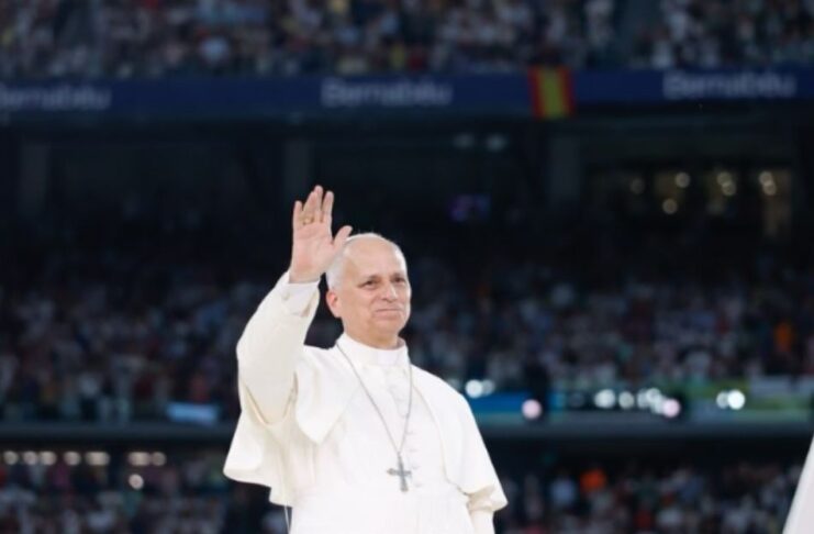 León XIV en España: ¿por qué llegó hablando de humanidad, justicia y verdad? Papa León XIV saludando a una multitud durante su visita apostólica a España, en un estadio lleno de fieles.