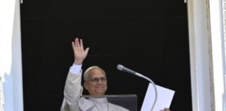 Sólo en la cruz de Cristo el mal encuentra redención, afirma el Papa León XIV El Papa León XIV saluda con la mano desde la ventana del Palacio Apostólico durante el rezo del Ángelus, sosteniendo el texto de su mensaje.