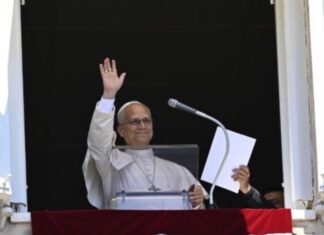 Sólo en la cruz de Cristo el mal encuentra redención, afirma el Papa León XIV El Papa León XIV saluda con la mano desde la ventana del Palacio Apostólico durante el rezo del Ángelus, sosteniendo el texto de su mensaje.