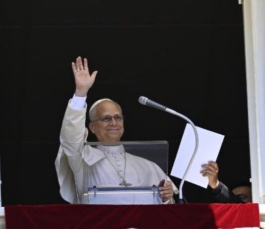Sólo en la cruz de Cristo el mal encuentra redención, afirma el Papa León XIV El Papa León XIV saluda con la mano desde la ventana del Palacio Apostólico durante el rezo del Ángelus, sosteniendo el texto de su mensaje.